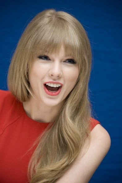 Taylor Swift xinh đẹp rạng ngợi tại cuộc họp báo.